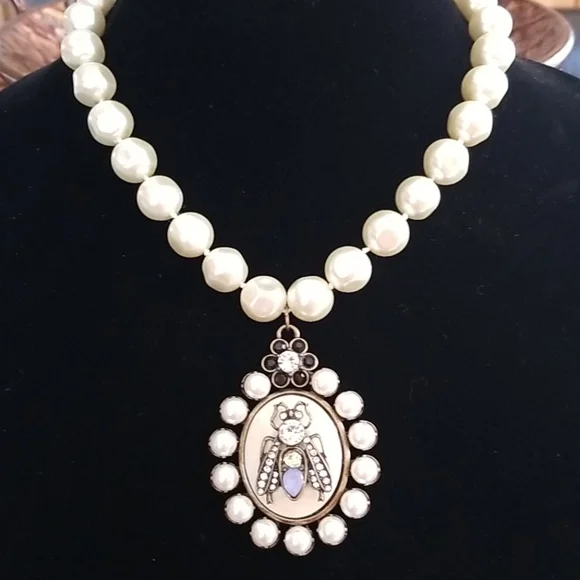 Hand Crafted Baroque Glass Pearl Queen Bee Pendant Necklace - Picture 8 of 12